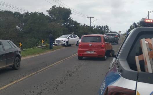 Carro colide em mureta de proteção da ponte que liga Araranguá a Arroio do Silva