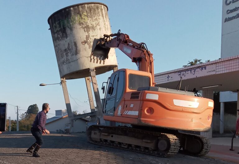 Prefeitura de Maracajá retira caixa d’água localizada em frente ao CEMASAS