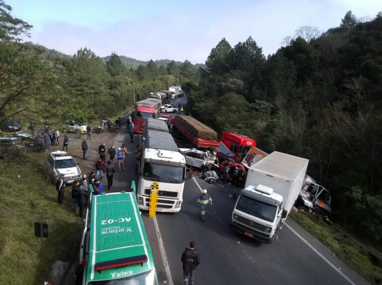 Após acidente com dois mortos, engavetamento deixa sete feridos na BR-376