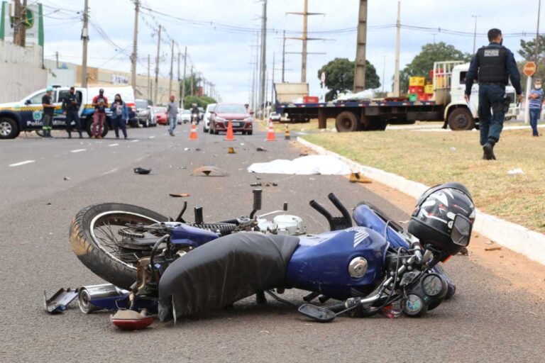 Acidente deixa motociclista hospitalizada