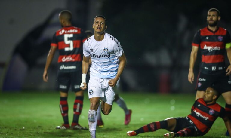 Grêmio vence e abre vantagem na Copa do Brasil