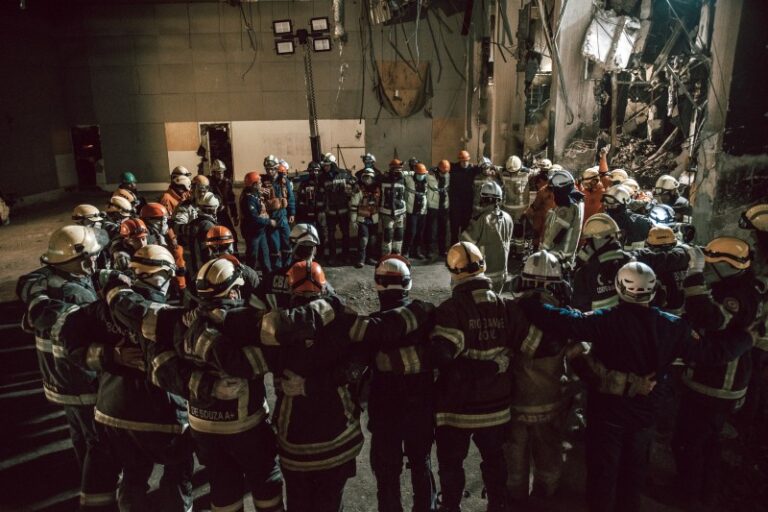 Quatro horas após localização de bombeiro desaparecido, equipes encontram segundo corpo sob escombros do prédio da SSP