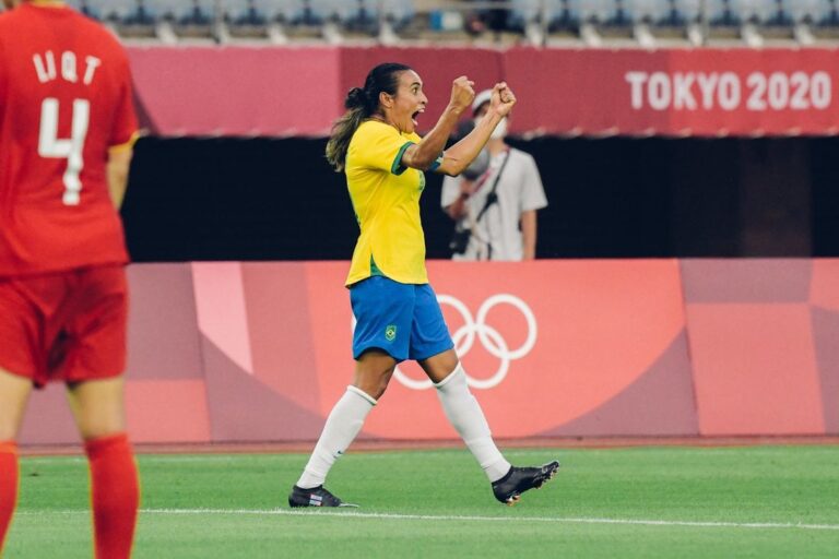 Com dois gols de Marta, Brasil goleia China na estreia em Tóquio