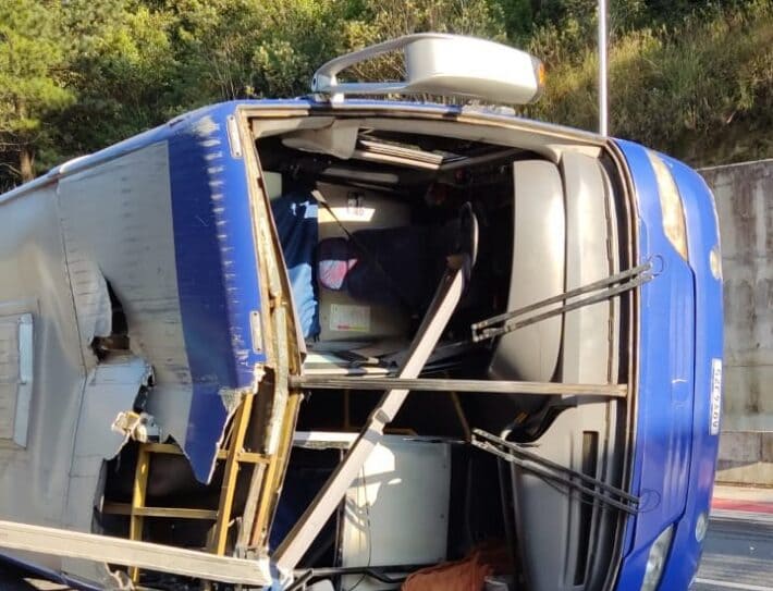 Duas pessoas morrem após ônibus do Umuarama Futsal tombar a caminho de Jaraguá do Sul