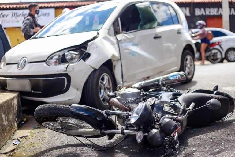 Carro e moto são danificados em colisão