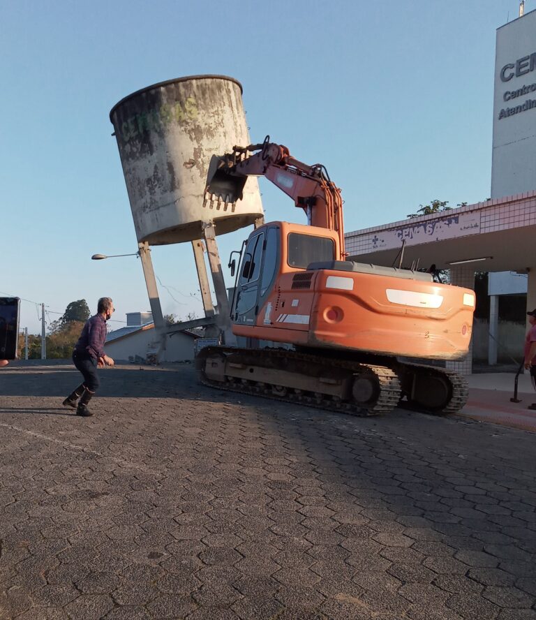 Prefeitura de Maracajá retira  caixa d’água da frente do Cemasas