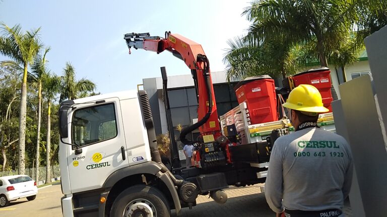 Caminhão moderno atenderá construção e manutenção de redes elétricas