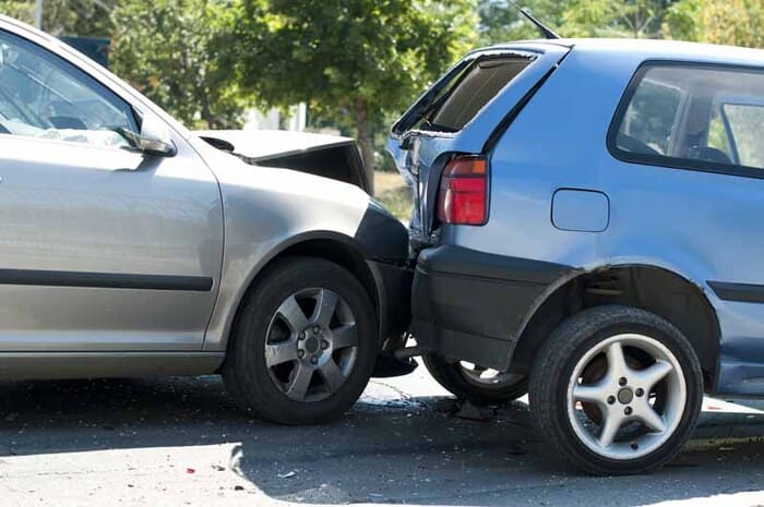 Motorista foge após bater em carro parado