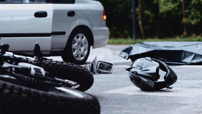 Carro freia e motocicleta bate em traseira em Gaivota